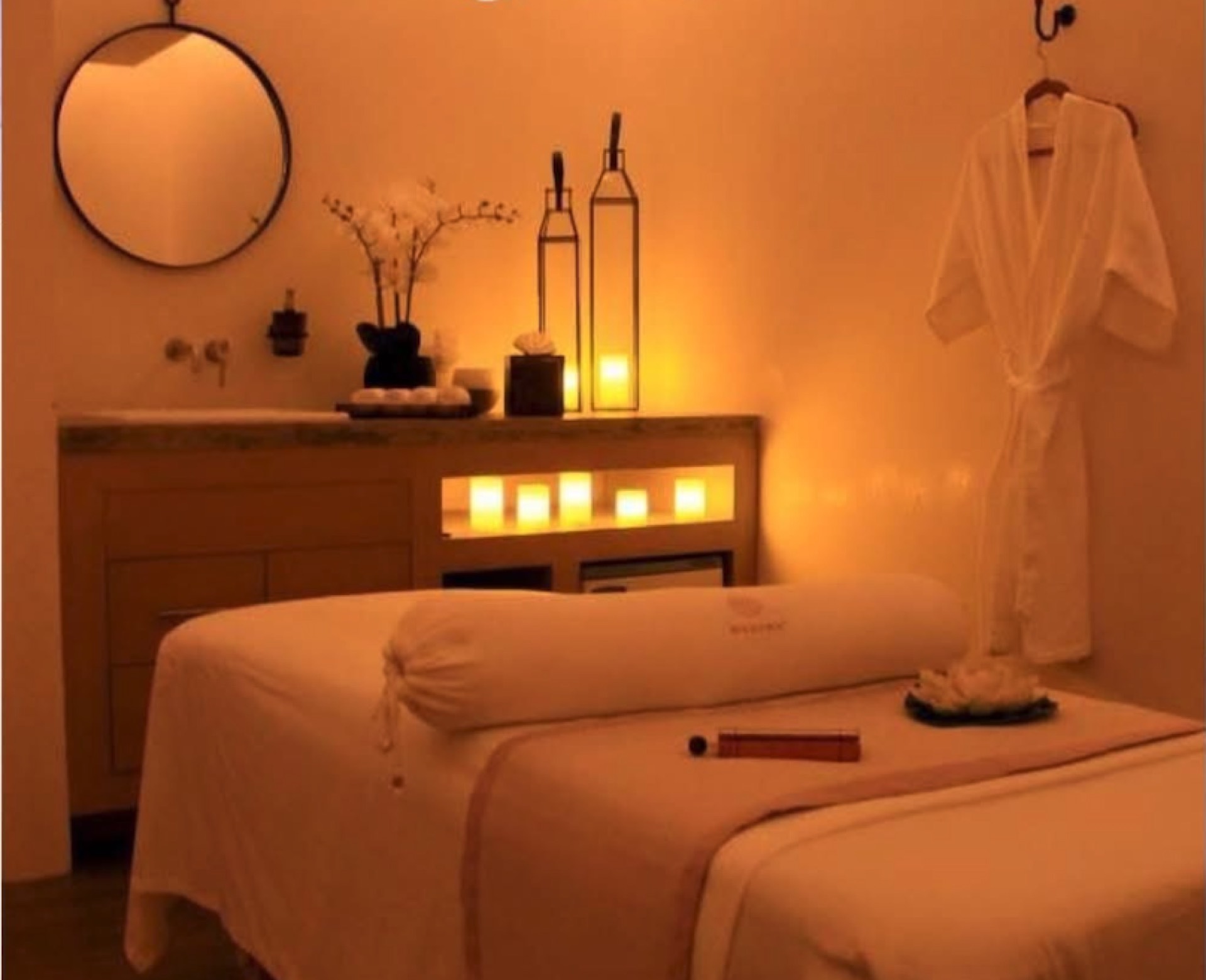 Cabina de masaje de Manoma Spa iluminada con velas